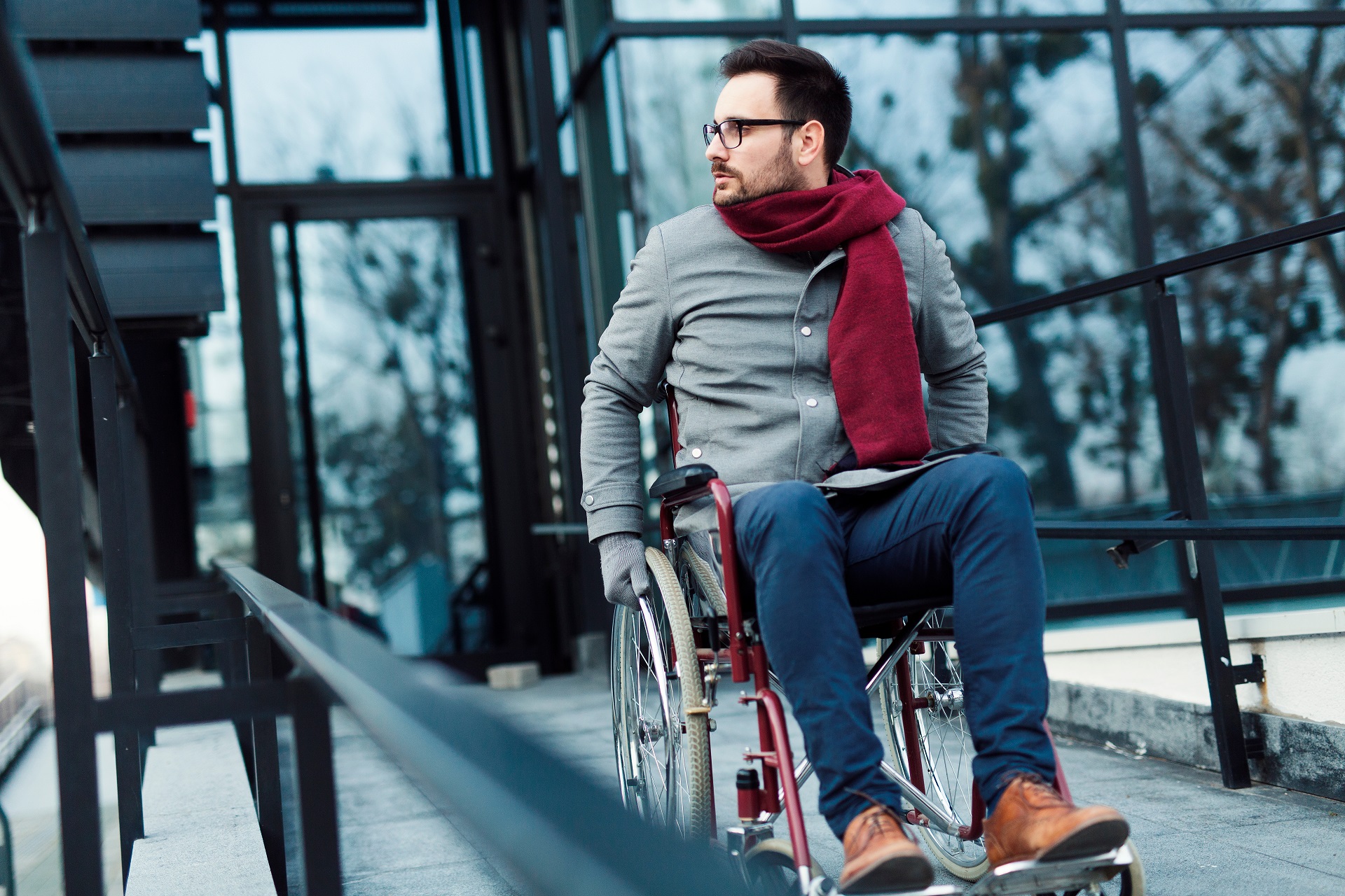 Ataxia de Machado-Joseph, ataxia espinocerebelar tipo 3 (SCA3): autossômica dominante, alteração de coordenação e equilíbrio; pode levar a cadeira de rodas