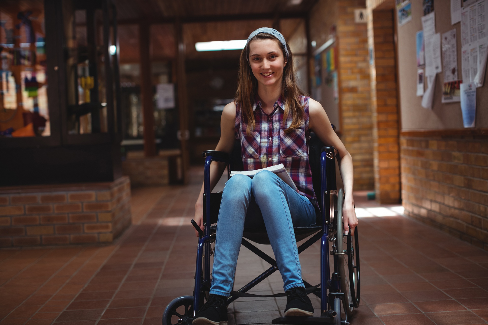 Ataxia de Friedreich: ataxia recessiva, dificuldade para andar, diabetes, perda da coordenação e força das pernas perda; rigidez muscular; espasticidade.