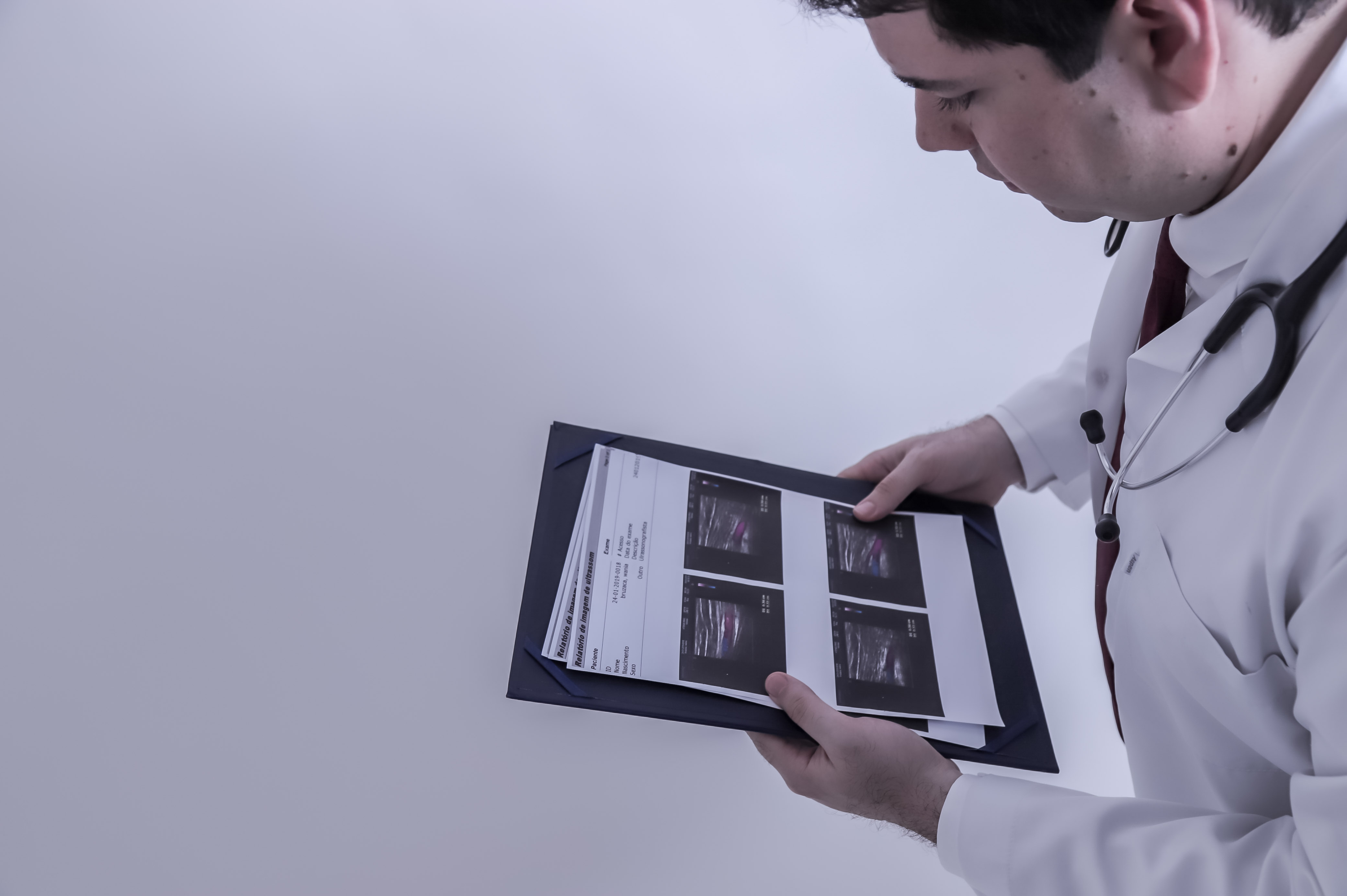 Consulta com médico geneticista; solicitação de exames complementares; diagnóstico de doenças genéticas; testes diagnósticos.