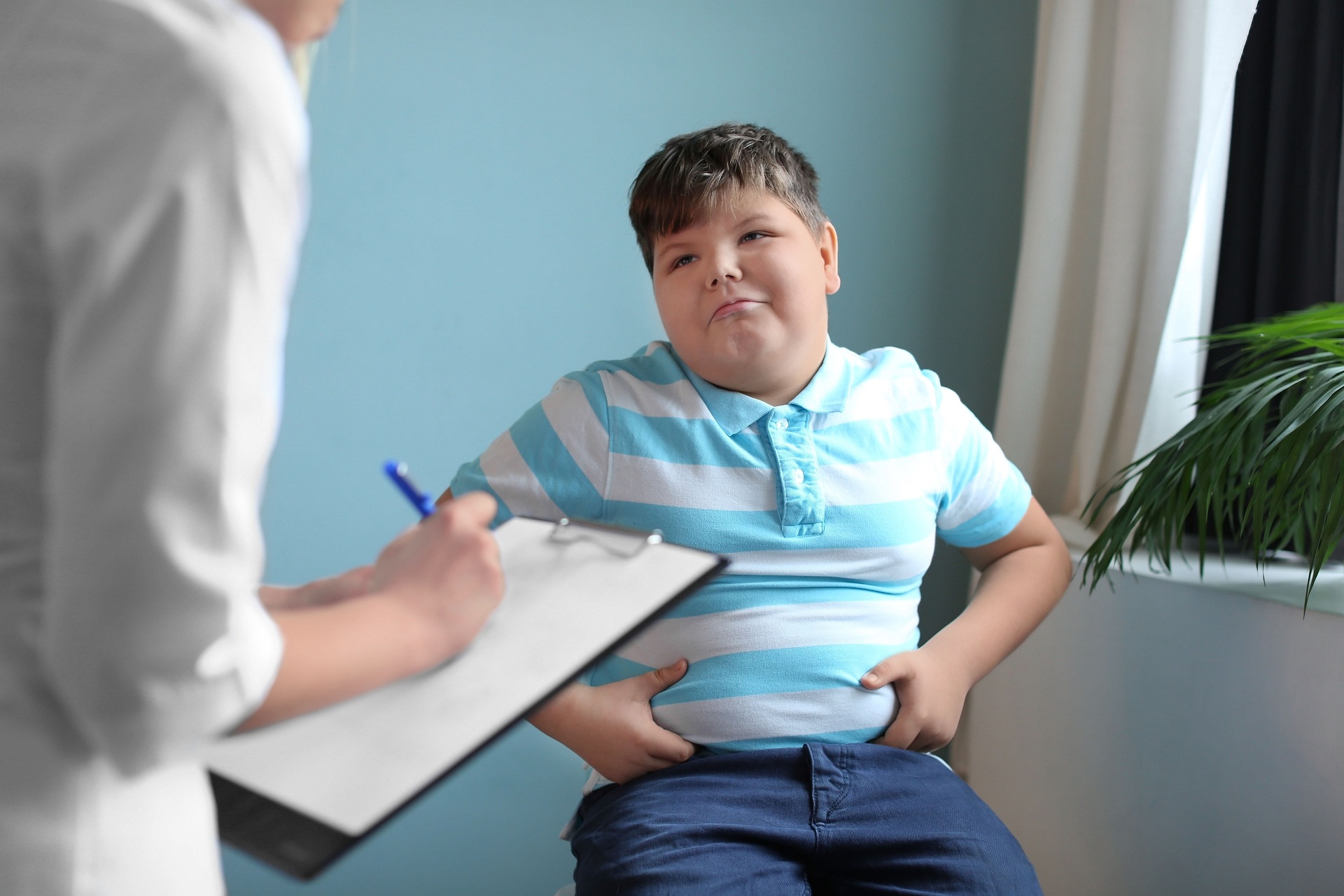 Síndrome de Prader-Willi, obesidade, deficiência intelectual, compulsão alimentar, birra, hipotonia, mãos e pés pequenos, diabetes tipo 2