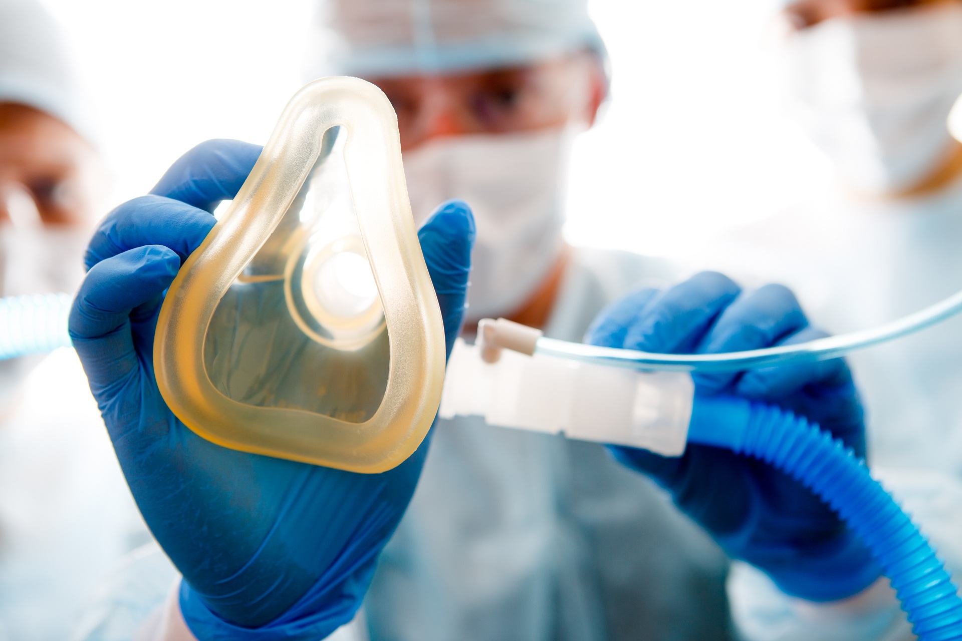 Hipertermia maligna anestesia inalatoria efeito colateral halotano sevoflurano antidoto dantrolene predisposição genética achado incidental farmacogenômica