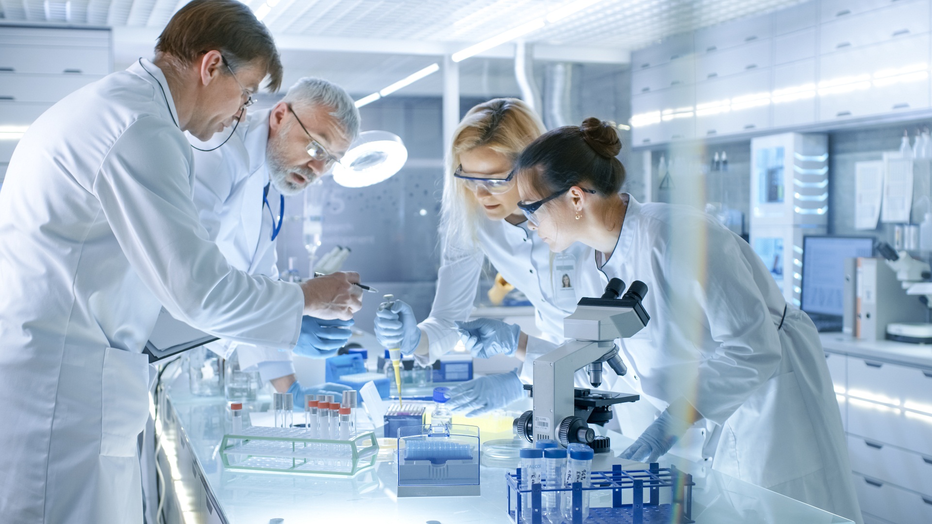 Teste genético; testes genéticos; triagem neonatal; teste genético para portadores; teste pré-natal; teste genético pré-implantacional; teste forense